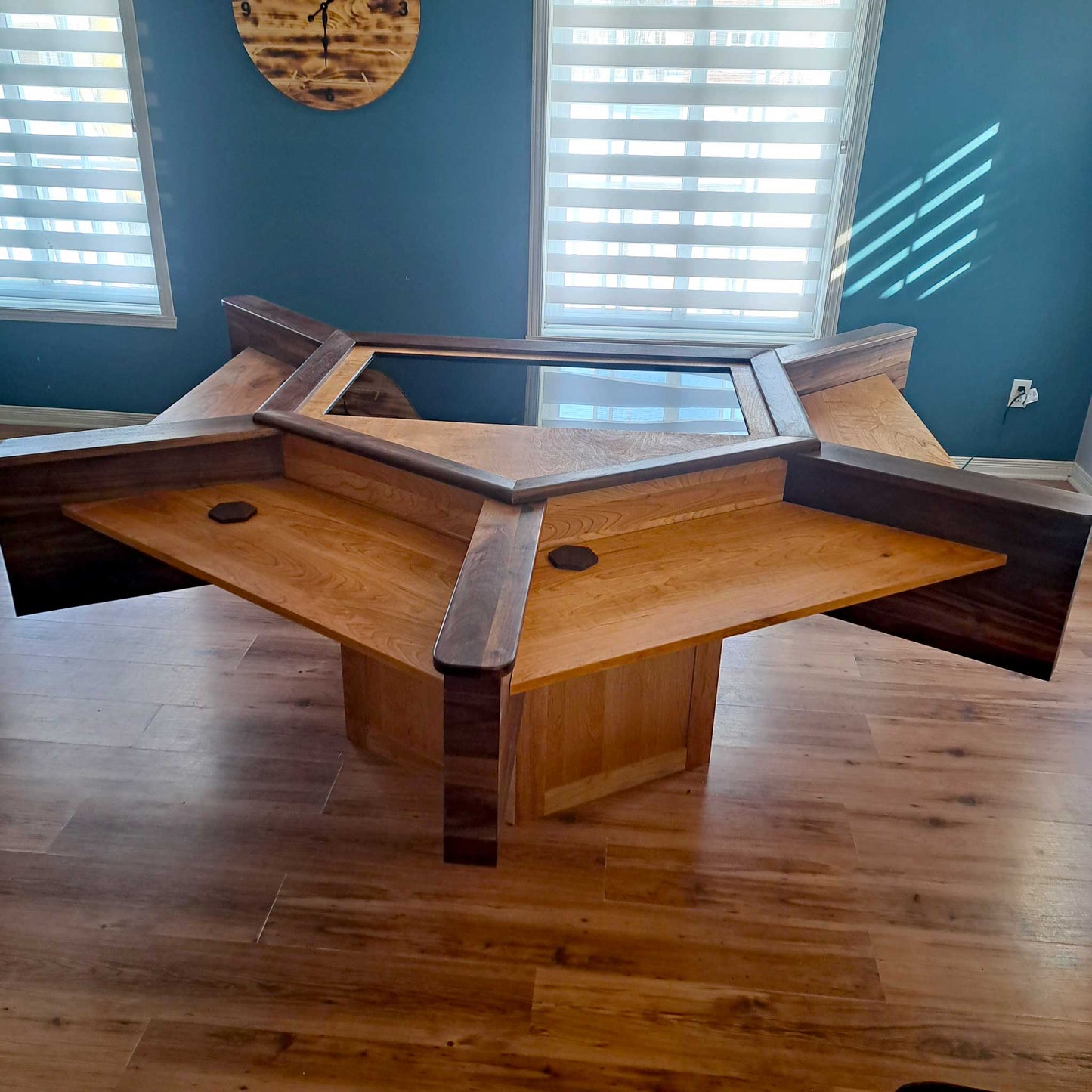 Table Pentagonia