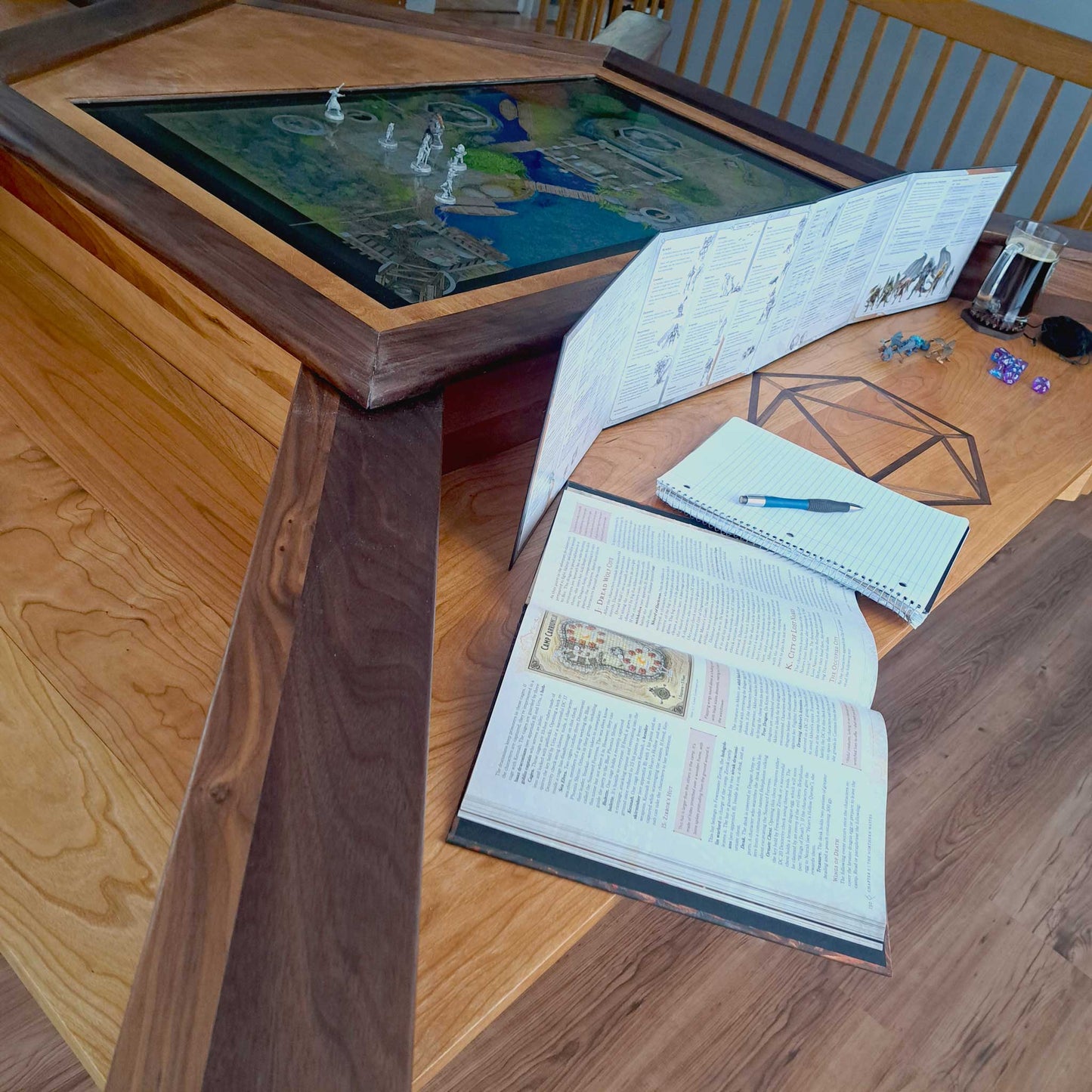 Table Pentagonia