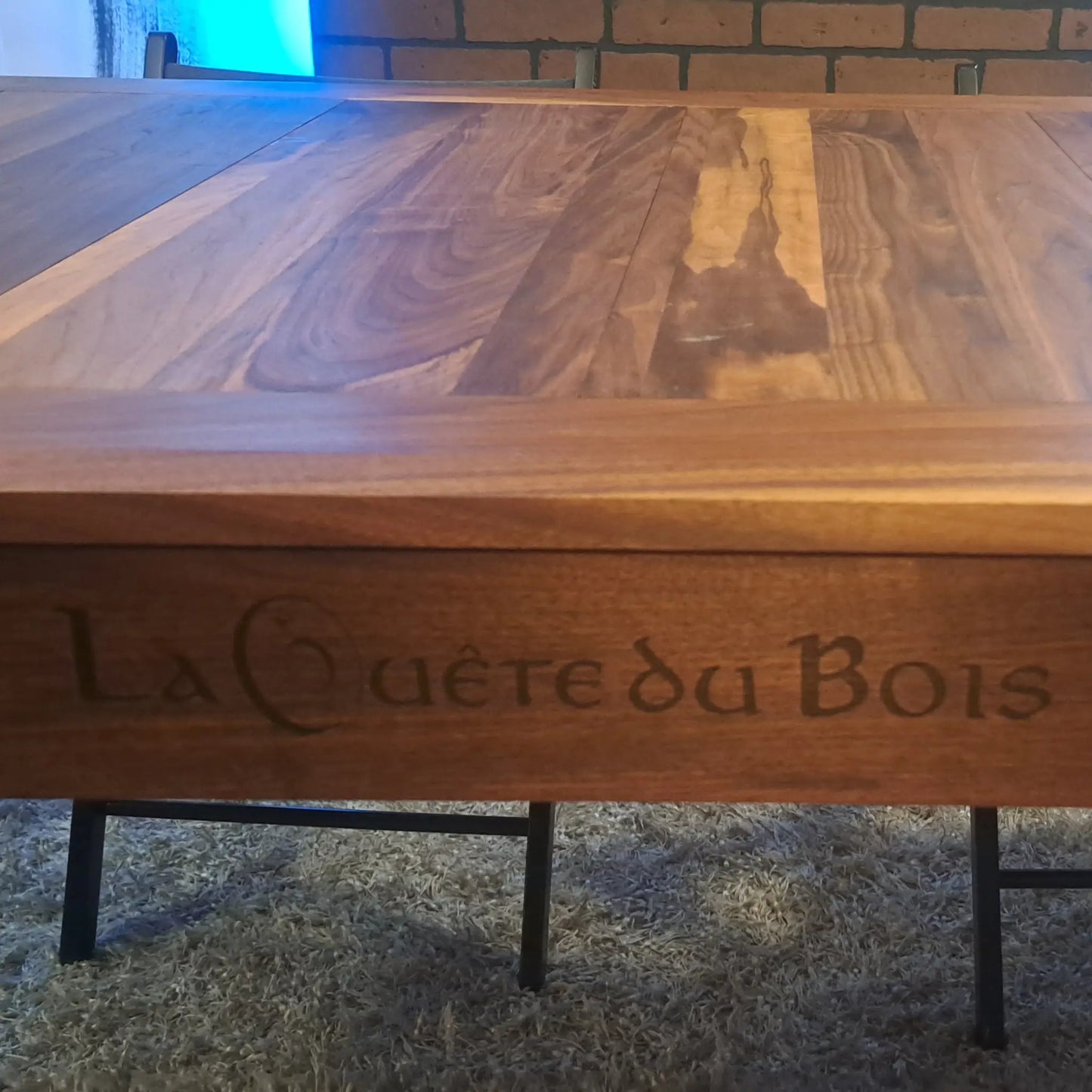 Table Aventure en noyer noir pour RPG et jeux de société - la Quête du bois