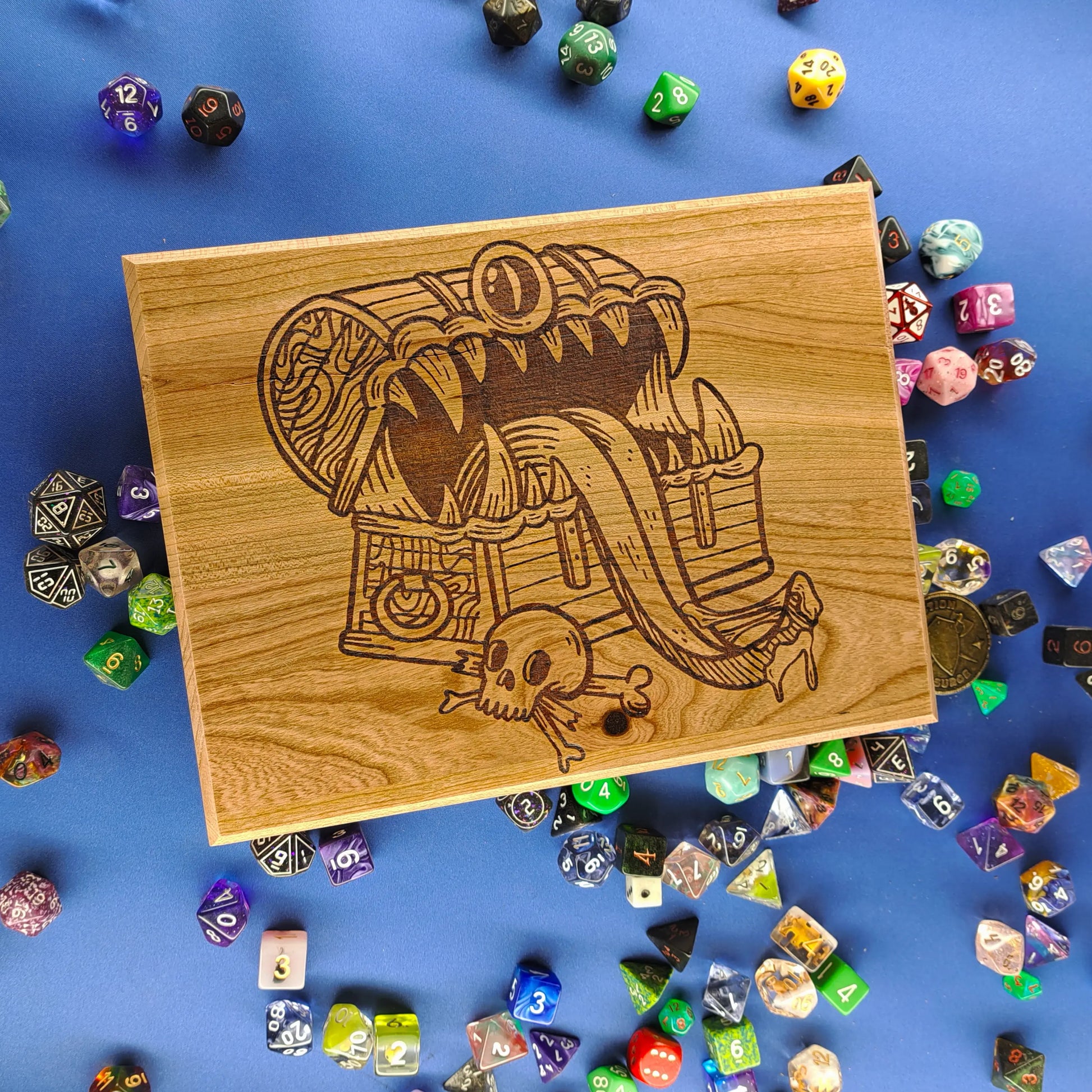 Boîte à dés en bois artisanale – wooden dice box - gravure "Coffre Mimic"