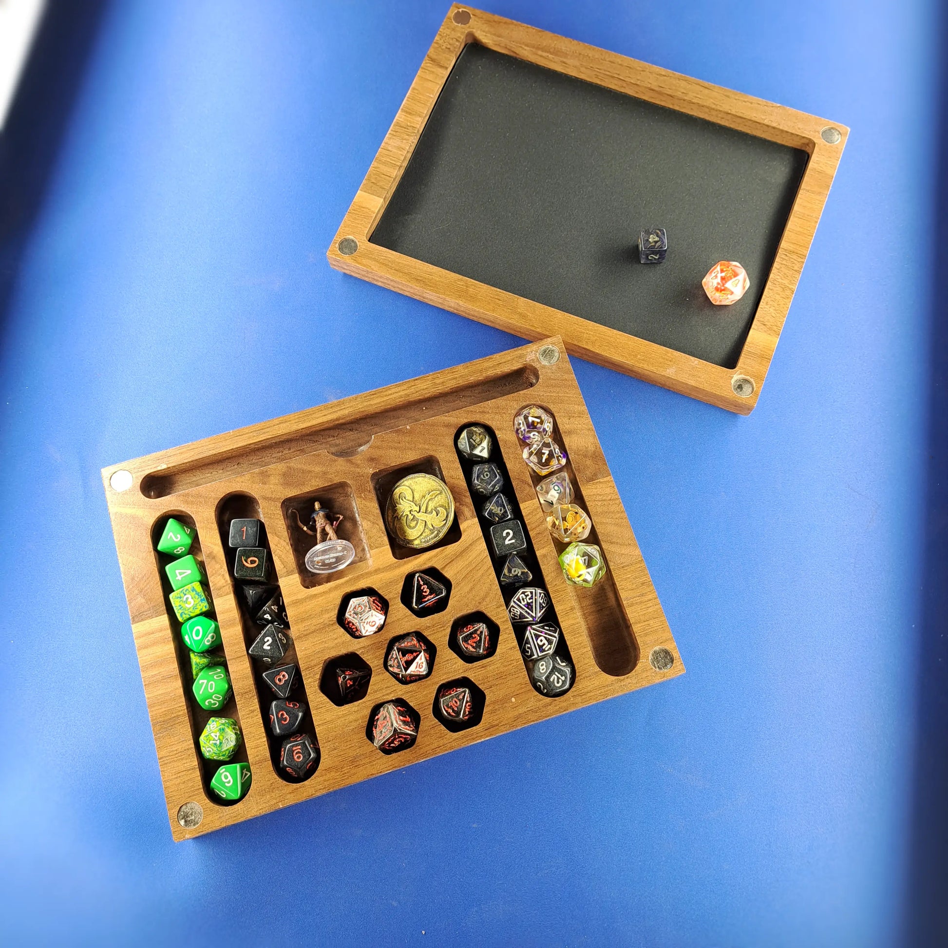 Boîte à dés en bois artisanale – wooden dice box - 5 set ouvert