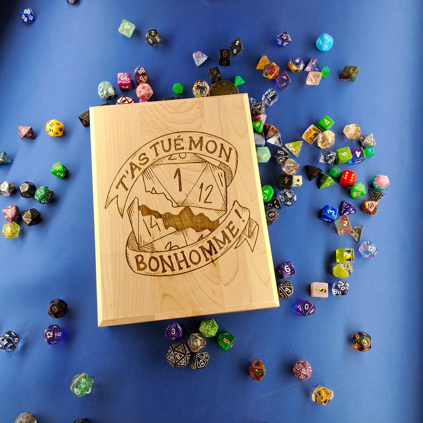 Boîte à dés en bois artisanale – wooden dice box - gravure "t'as tué mon bonhomme"