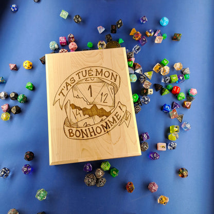 Boîte à dés en bois artisanale – wooden dice box - gravure "t'as tué mon bonhomme"