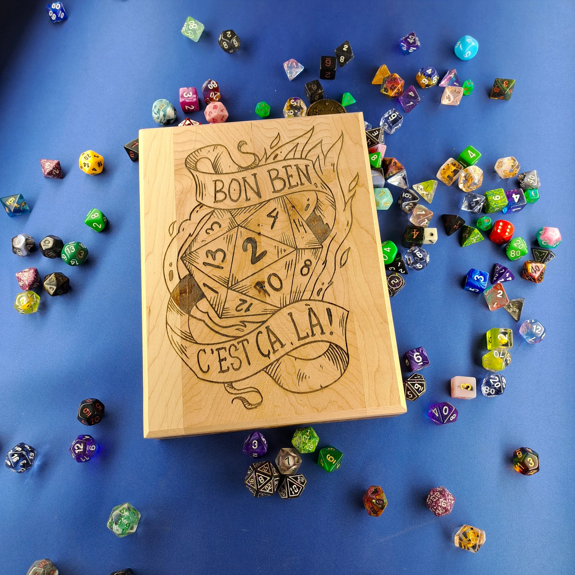 Boîte à dés en bois artisanale – wooden dice box - gravure "Bon ben c'est ca, là "