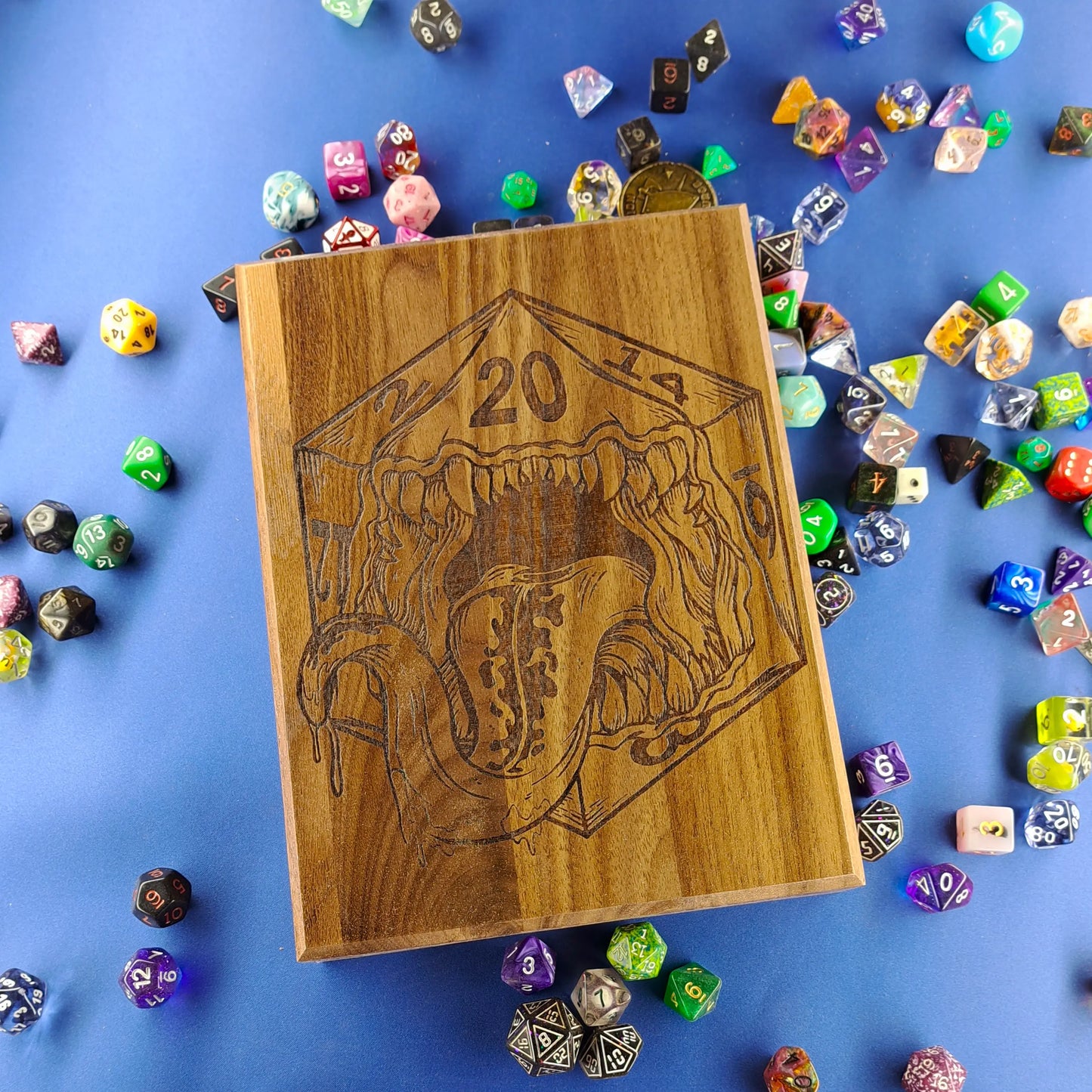 Boîte à dés en bois artisanale – wooden dice box - gravure "Le Démik"
