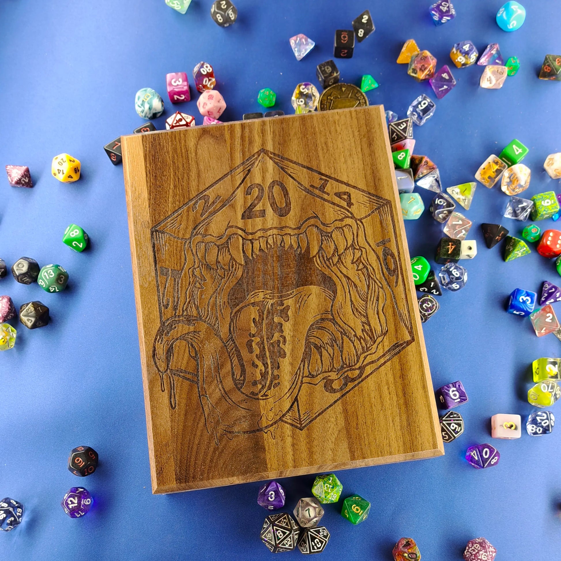 Boîte à dés en bois artisanale – wooden dice box - gravure "Le Démik"