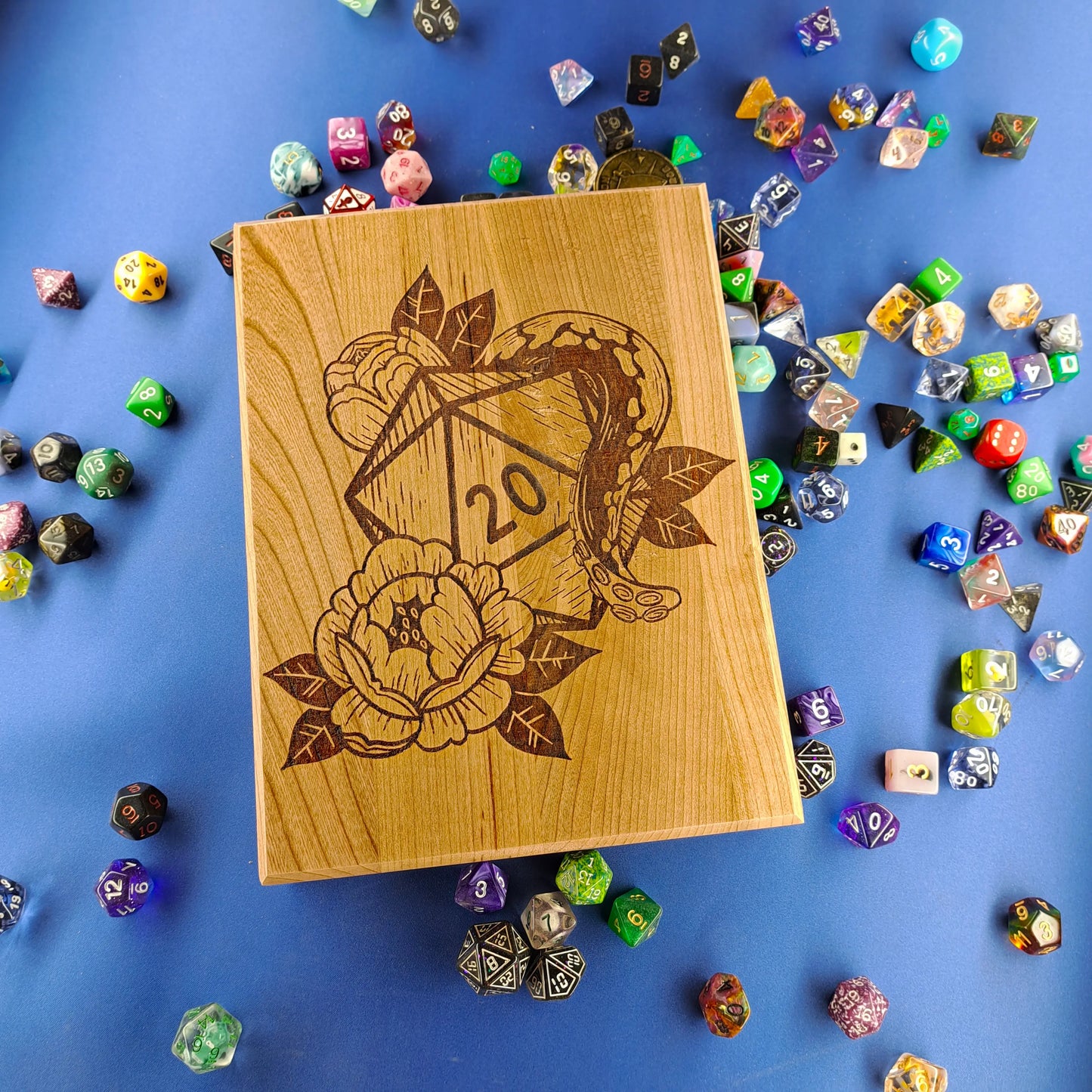 Boîte à dés en bois artisanale – wooden dice box - gravure "Dés-Poulpe"