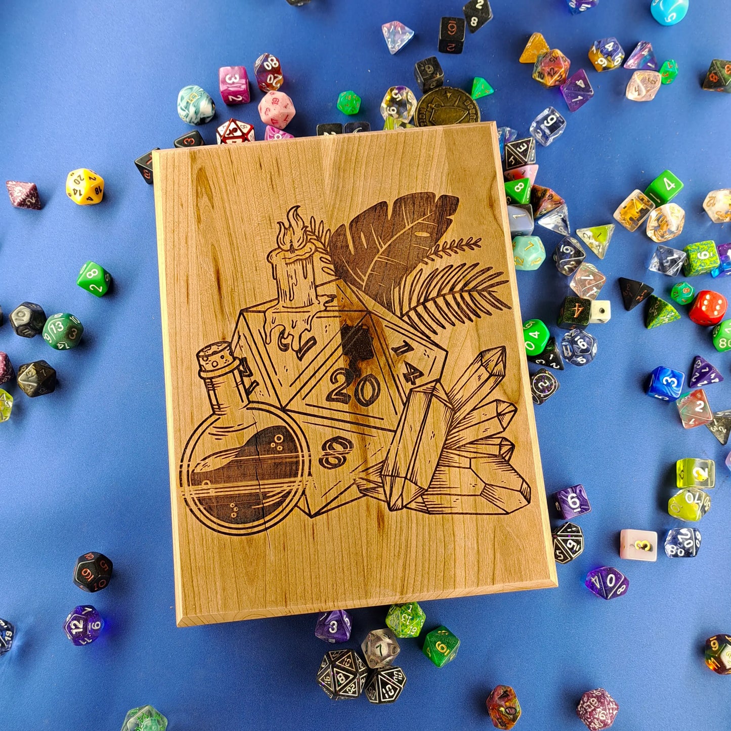 Boîte à dés en bois artisanale – wooden dice box - gravure "Dée alchimique"