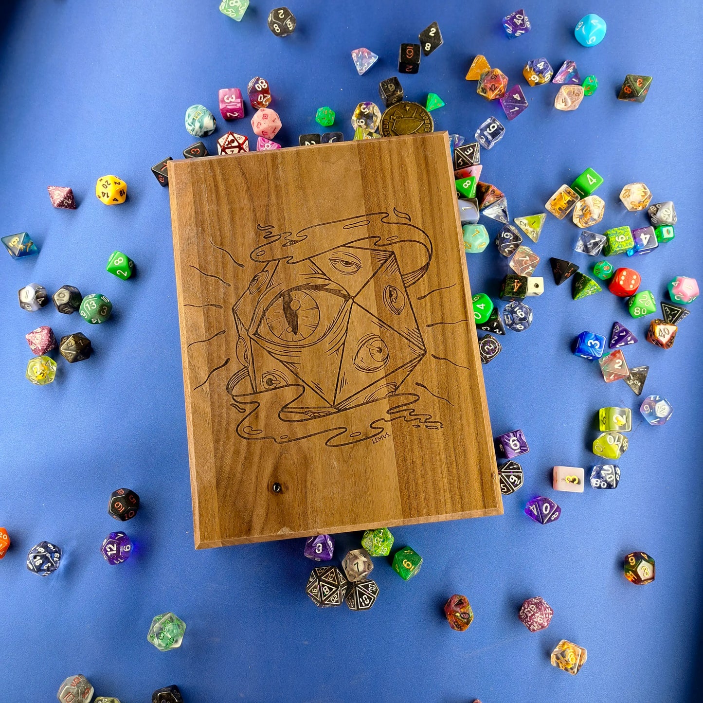 Boîte à dés en bois artisanale – wooden dice box - gravure "le deyes"